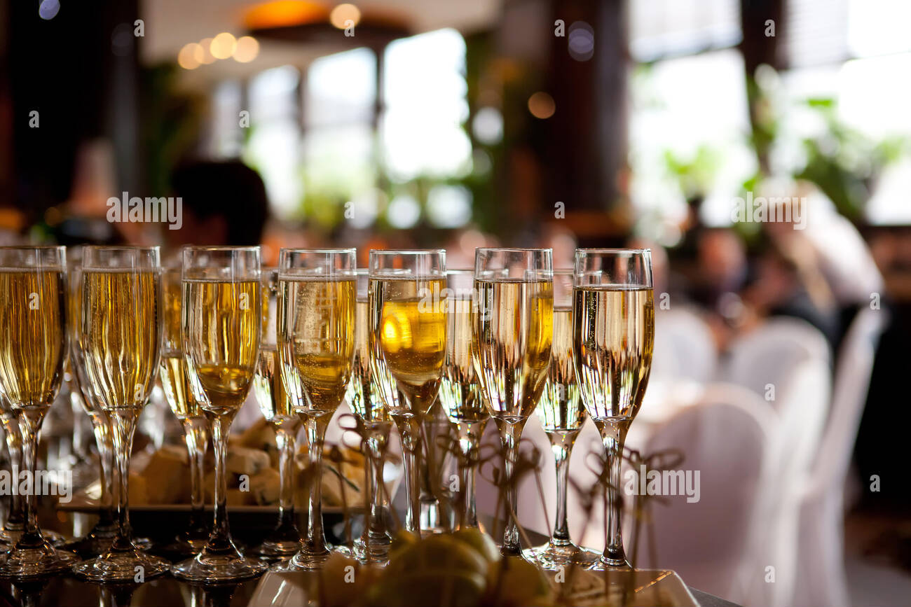 servizi-di-catering-bicchieri-di-vino-in-background-di-riga-al-ristorante-party-hx36c5
